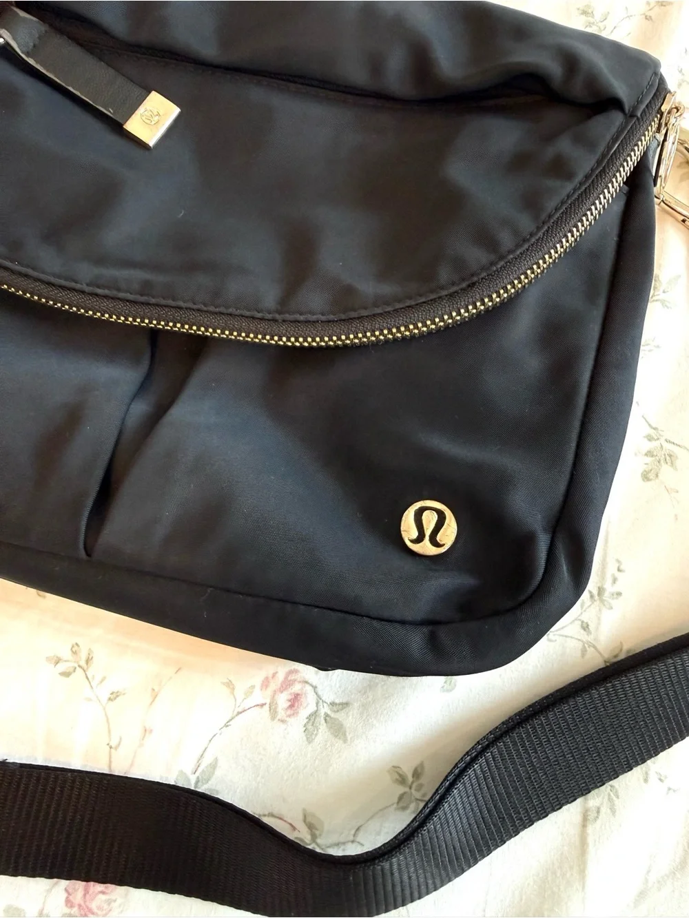 Lululemon Athletica Everywhere All Night Festival Black Gold 5L Crossbody Bag